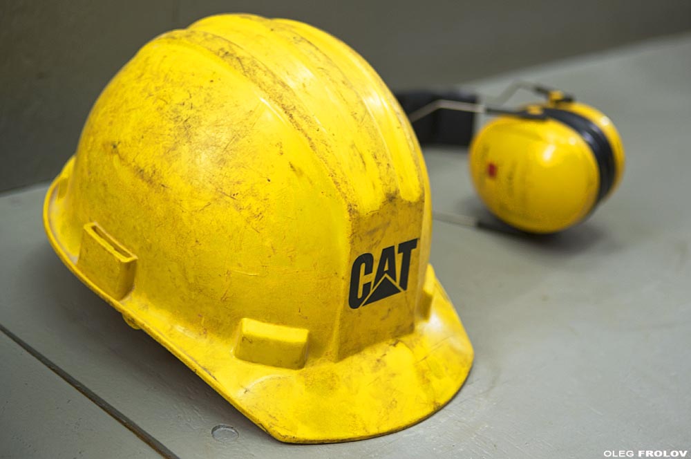 каска CAT, Рекламная съёмка карьерной техники CATERPILLAR, промышленная фотосъемка, Производство и автомобили, фотограф CATERPILLAR, съемка на карьере, промышленный фотограф Олег Фролов, фотосъемка автомобилей, промышленная аэросъемка, аэрофотосъемка, индустриальный фотограф, производственная съемка, аэровидеосъемка, рекламная съемка автомобилей, официальной фотограф автомобилей, CATERPILLAR на карьере, самосвалы на карьере, экскаваторы CAT на карьере,