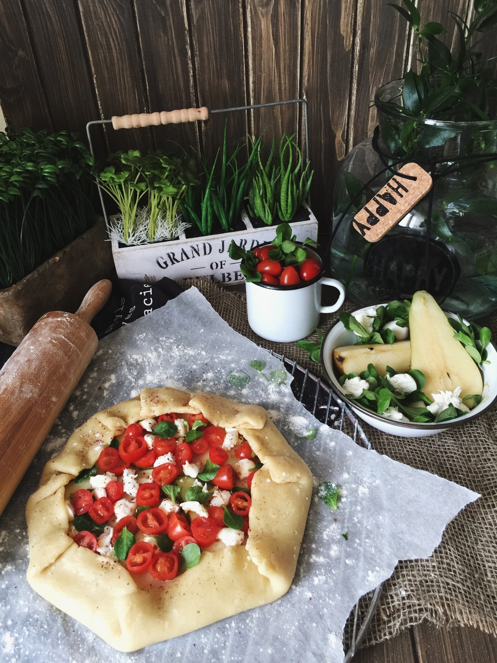 Галета с карамелизированными грушами, сыром моцарела, помидорами Черри