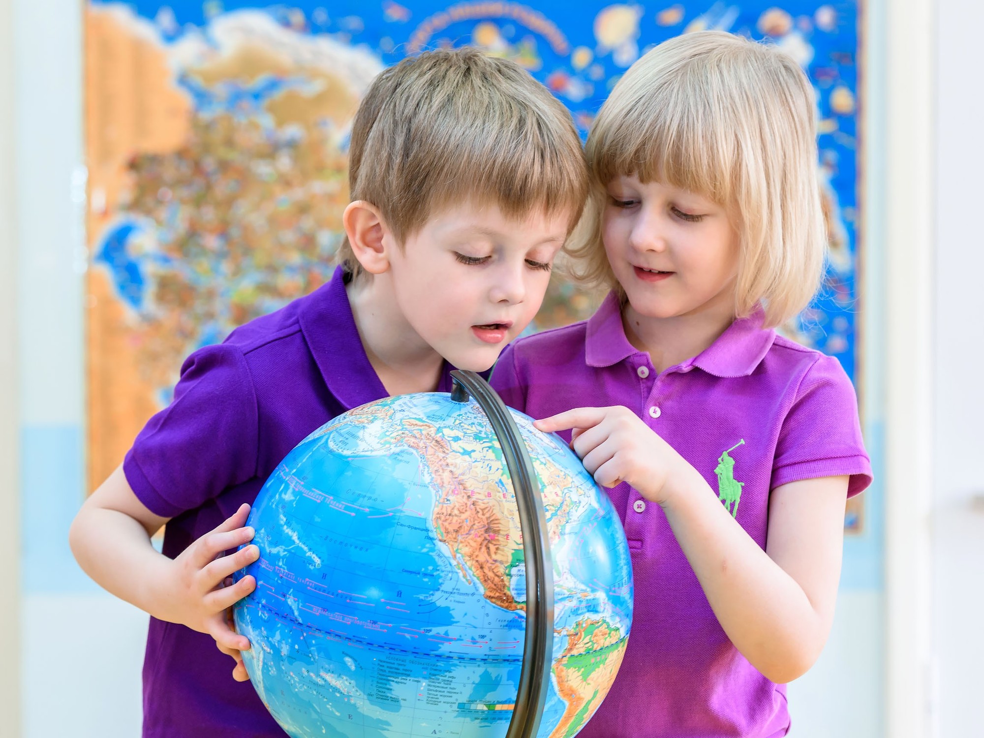 Школа познания. Глобус для детей. Дети будущее. Окружающий мир для детей. Глобус для школьника.