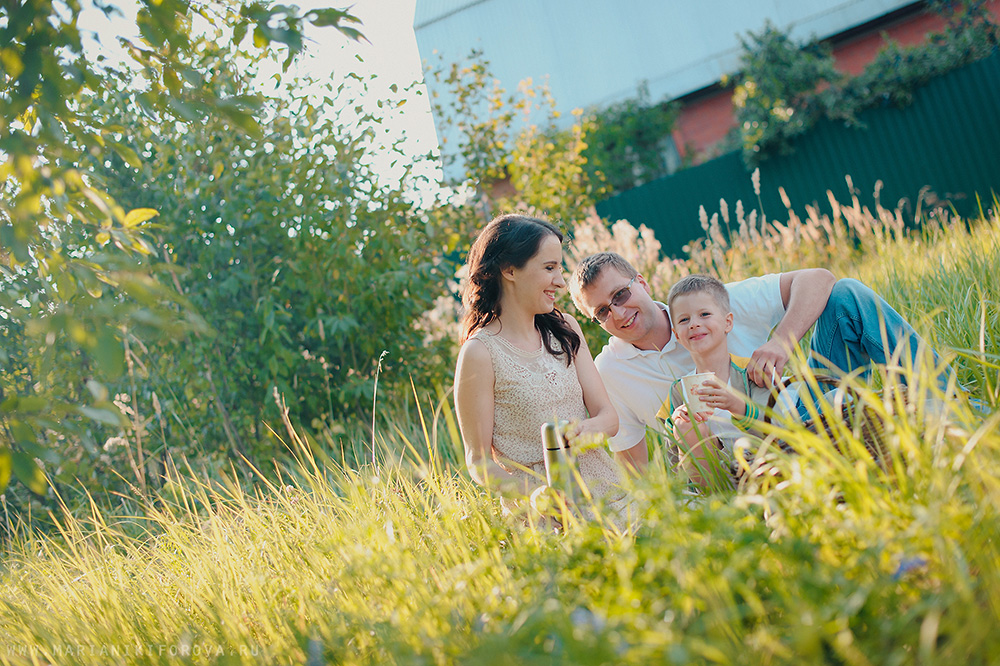 Once summer. Фотографы на семейную фотосессию на природе. Семейная фотосессия на природе летом фантастика. Фотосессия на природе летом семейная бэкстейдж. Места для семейной фотосессии в Москве.