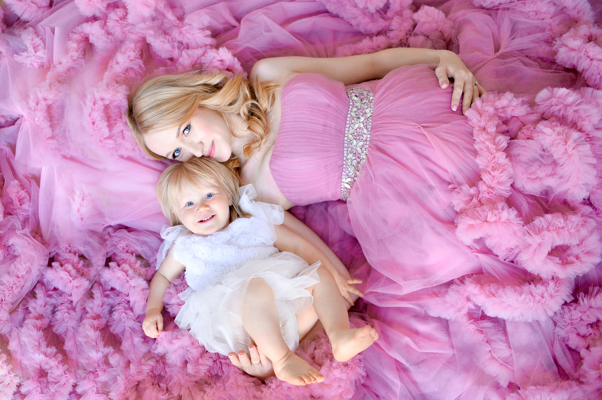 Красивые пышные мамы. Фотосессия в розовом пышном платье. Фотосессия ребенка в пышном розовом платье. Фотосессия в розовом стиле. Фотосессия мама с дочкой в розовых платьях.