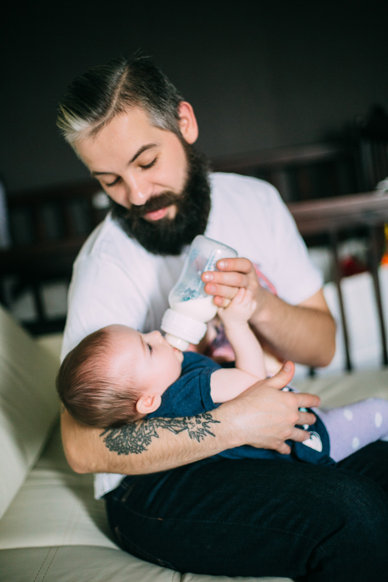 Бородатый папа кормит дочку, daddy's girl, красивый портрет, daddy tattoo