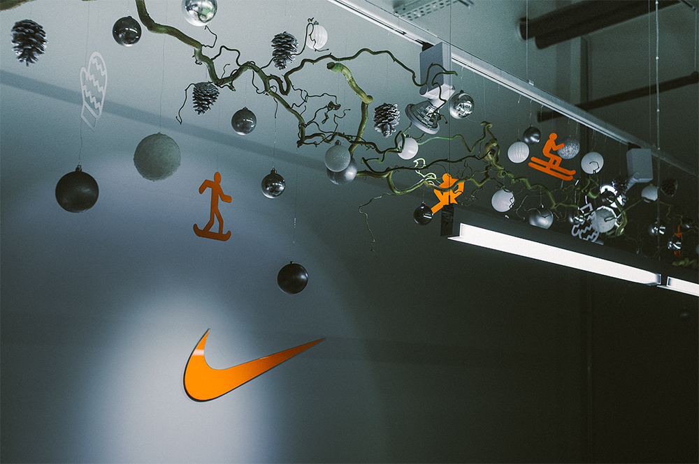 Декор офиса Nike к Новому году