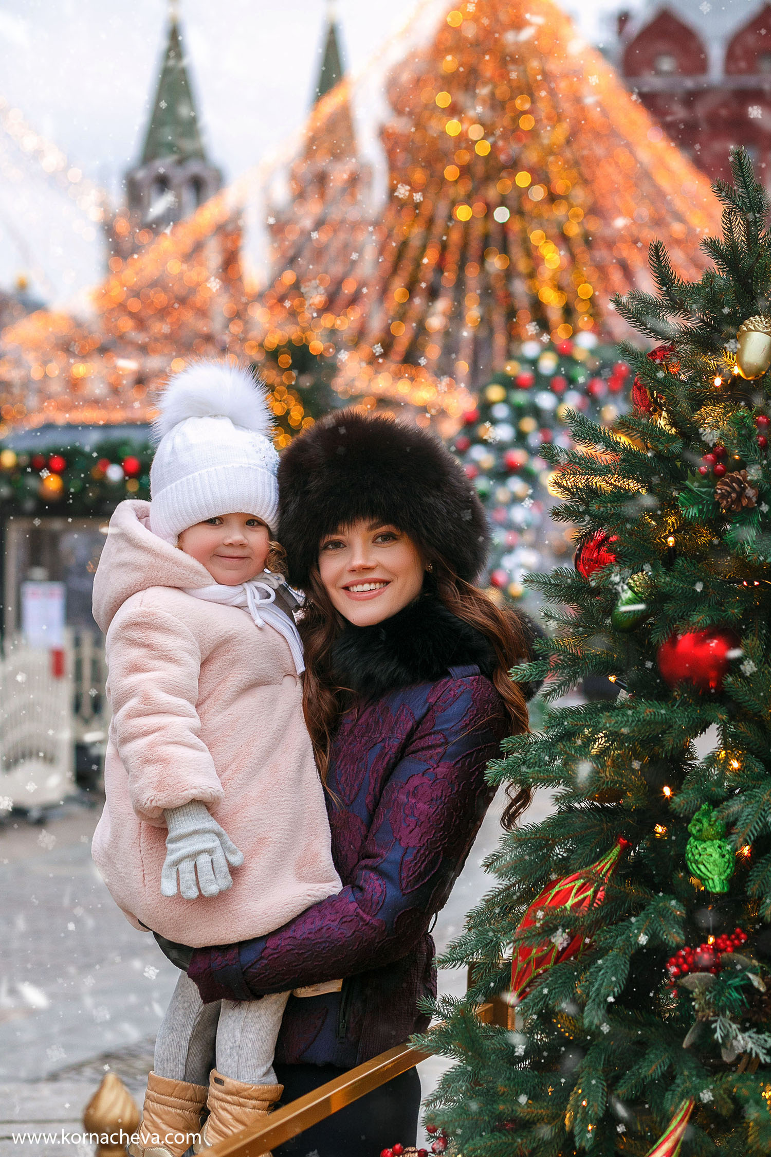 Новогодняя фотосессия в москве. Новогодняя фотосессия на улице. Фотосессия у гума Новогодняя. Фотосессия новый год на улице.