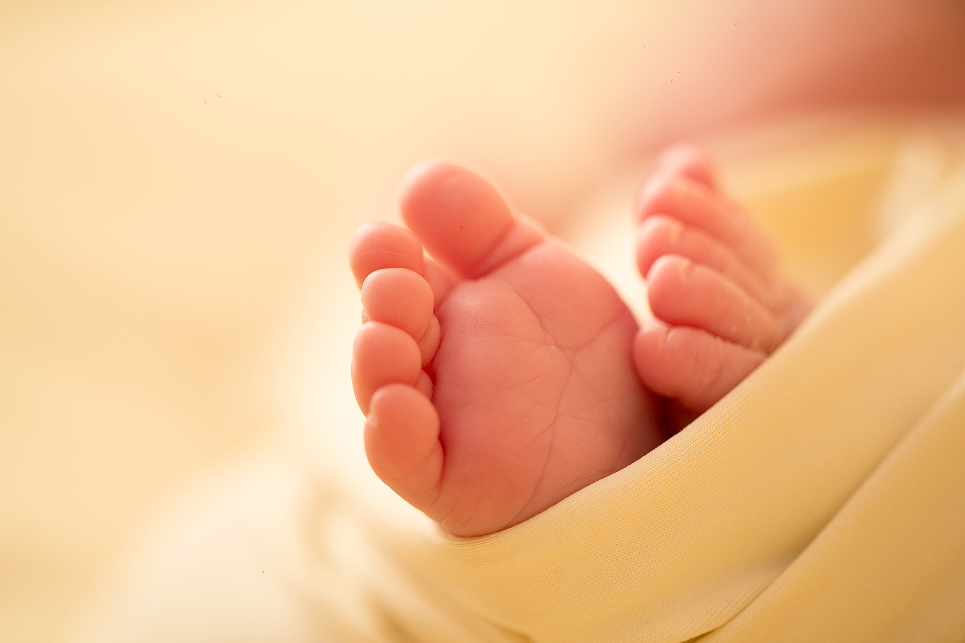 К чему снится ноги ребенка. Ноги младенца. Ножки новорожденного ребенка. Пяточки новорожденного. Стопа новорожденного.
