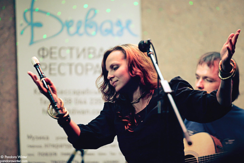 Маша и Медведи, аккустика @ Диван, Киев, 2011-06-19