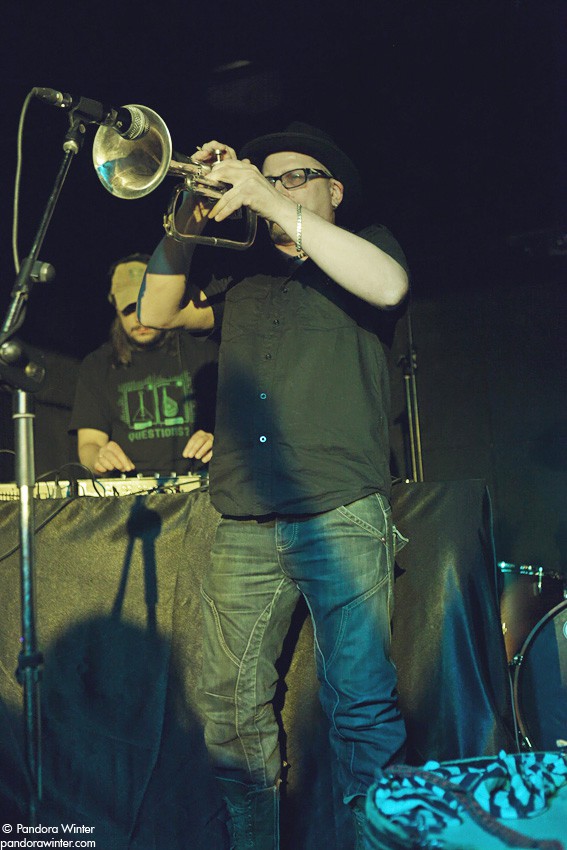 EUGENE HUTZ (GOGOL BORDELLO) @ XLIБ club, Kiev, 2010-12-18  