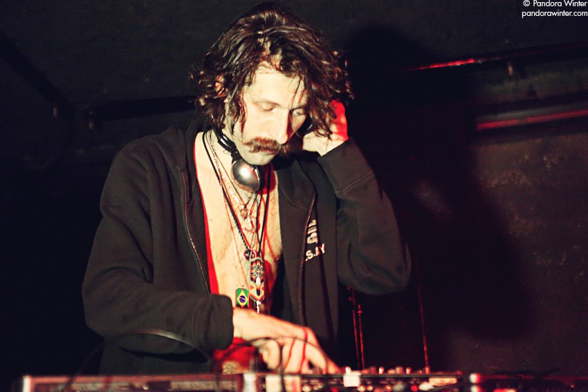 EUGENE HUTZ (GOGOL BORDELLO) @ XLIБ club, Kiev, 2010-12-18  