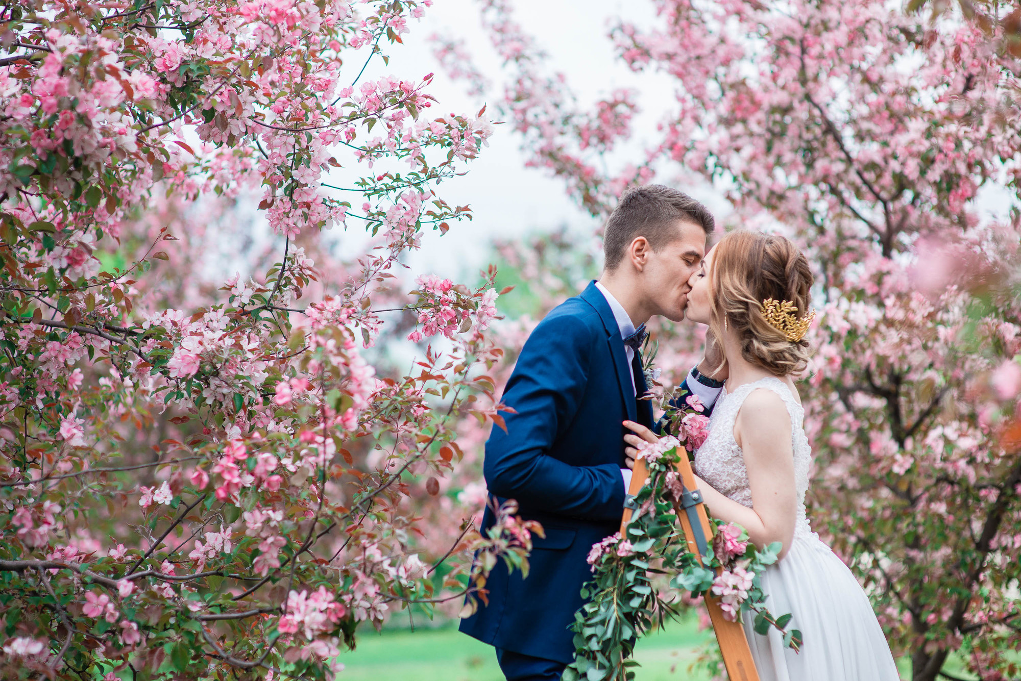 Пара яблонь. Свадьба в цветущем саду. Весенняя Свадебная фотосессия. Влюбленные в цветущем саду. Фотосессия в цветущем саду.