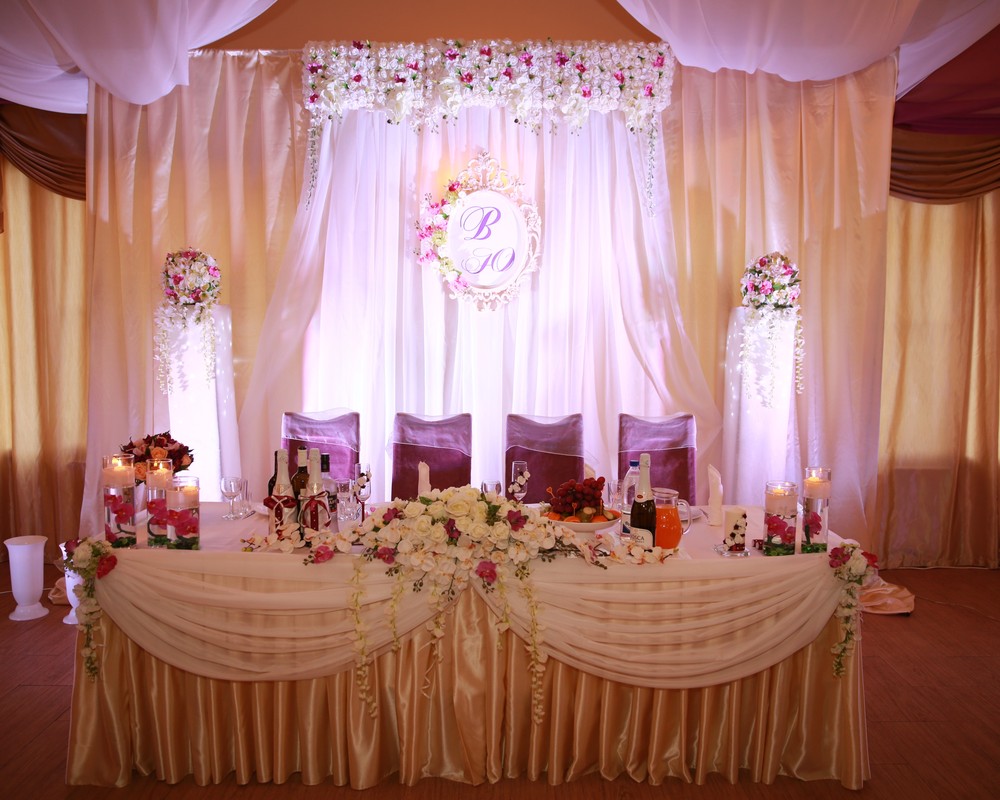 Как недорого и красиво украсить зал на свадьбу своими руками?