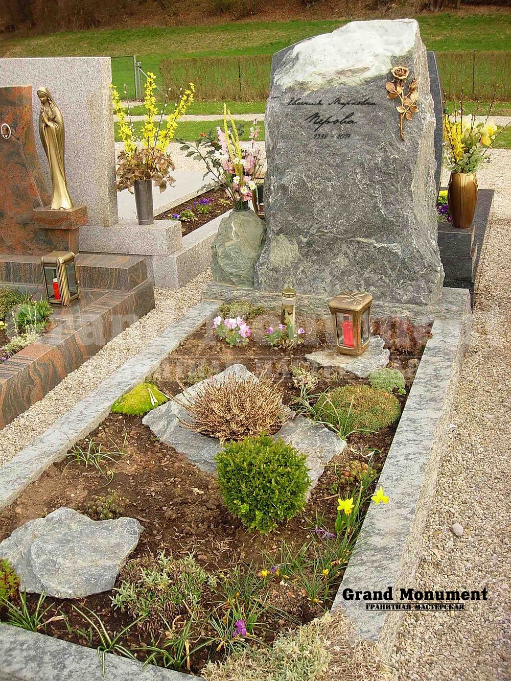 Памятник валун на могилу. Могильный камень валун. Могильный памятник природный валун. Памятник из дикого камня. Памятник из необработанного камня.