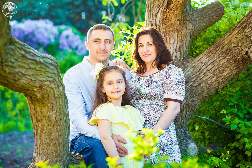 Семья с дочкой на природе