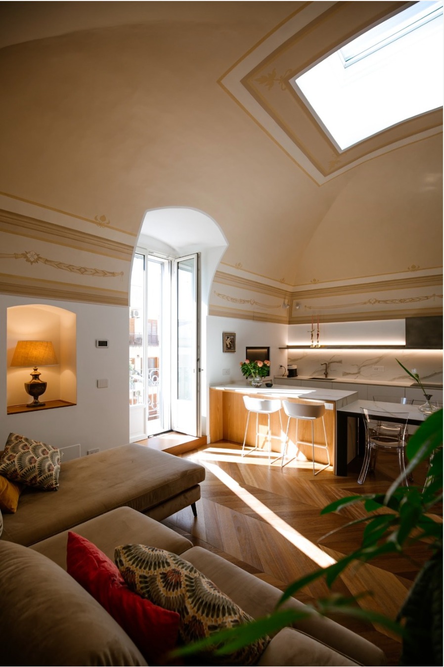 INTERIOR / EXTERIOR