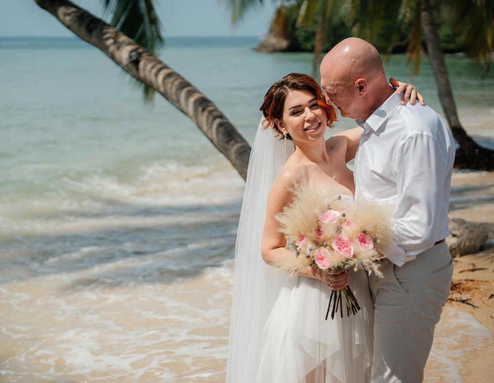 white lotus wedding 