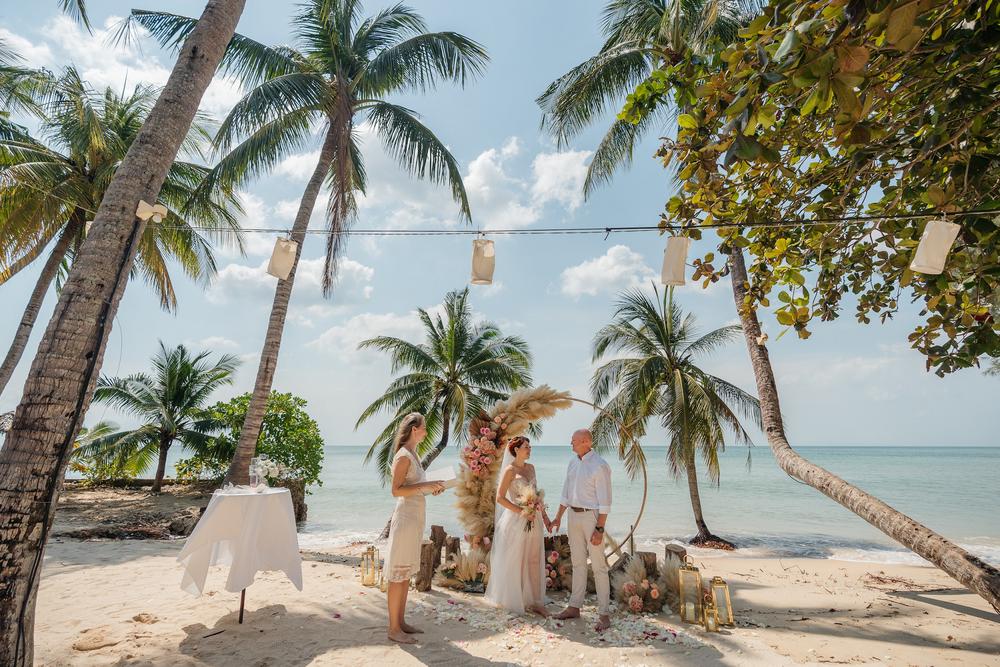 white lotus wedding 