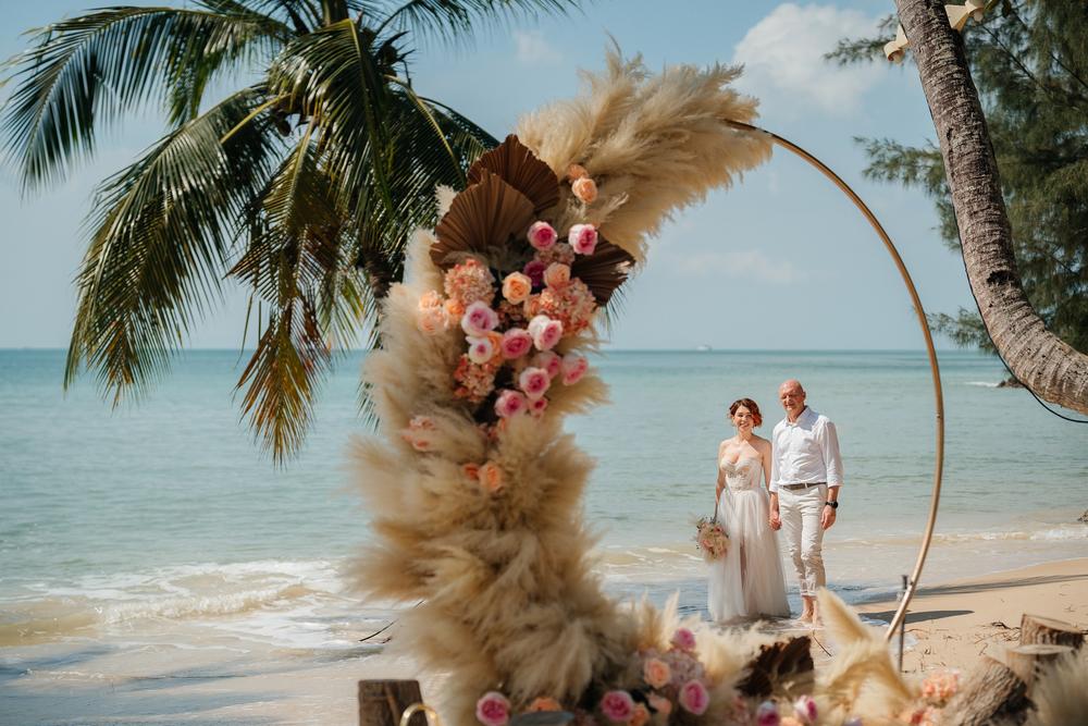white lotus wedding 