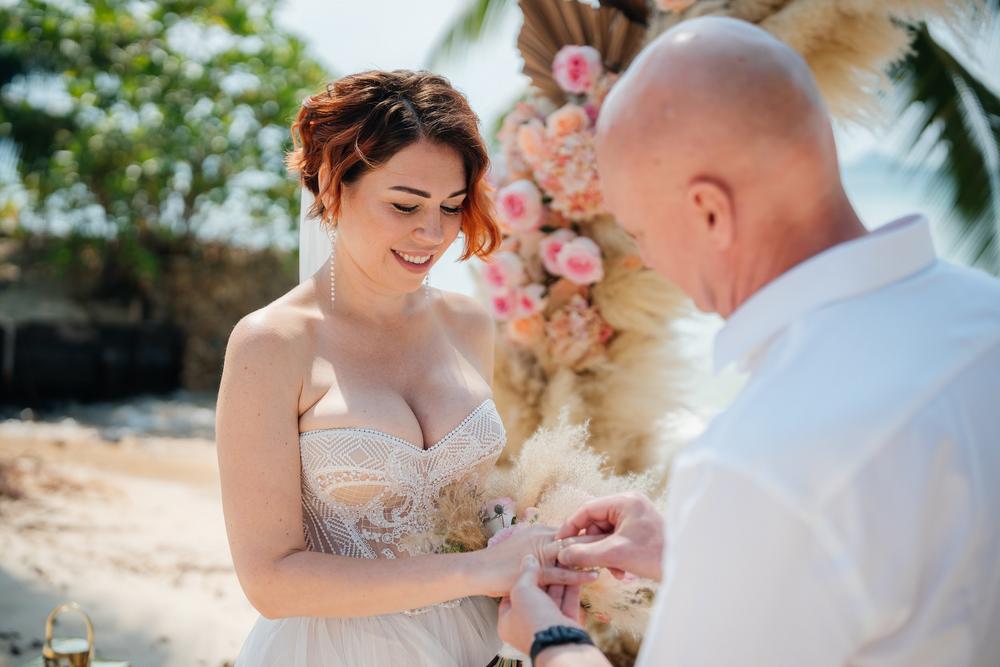 white lotus wedding 