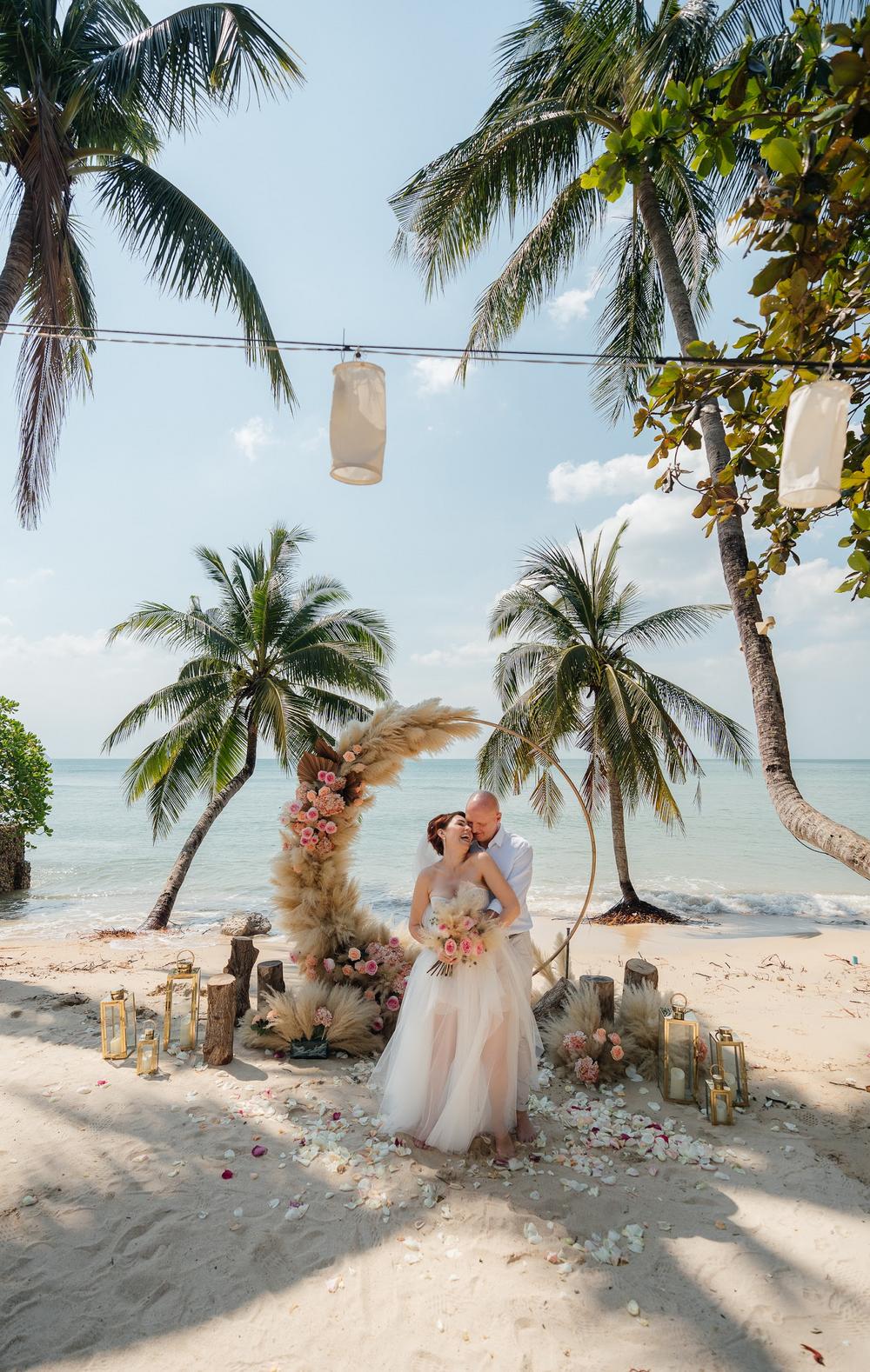 white lotus wedding 