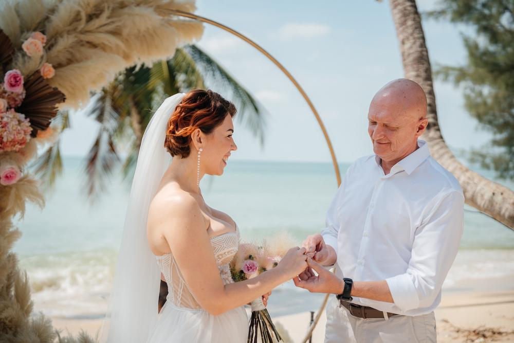 white lotus wedding 