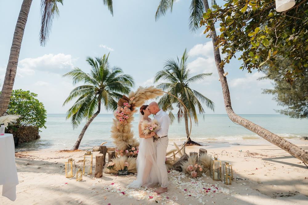 white lotus wedding 