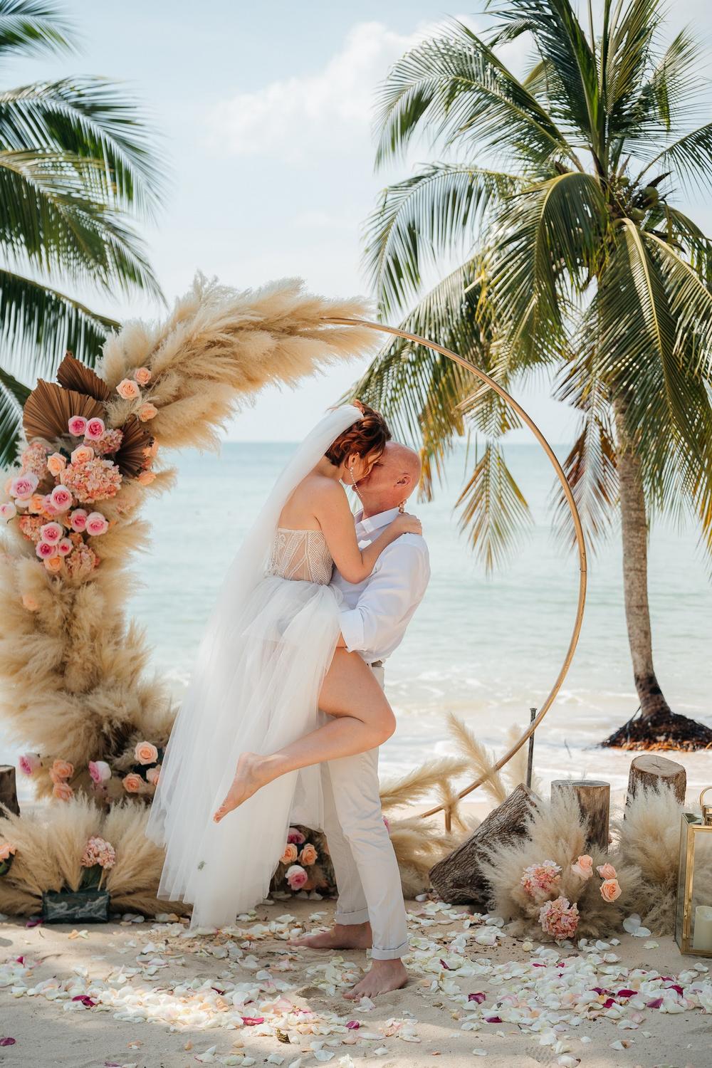 white lotus wedding 