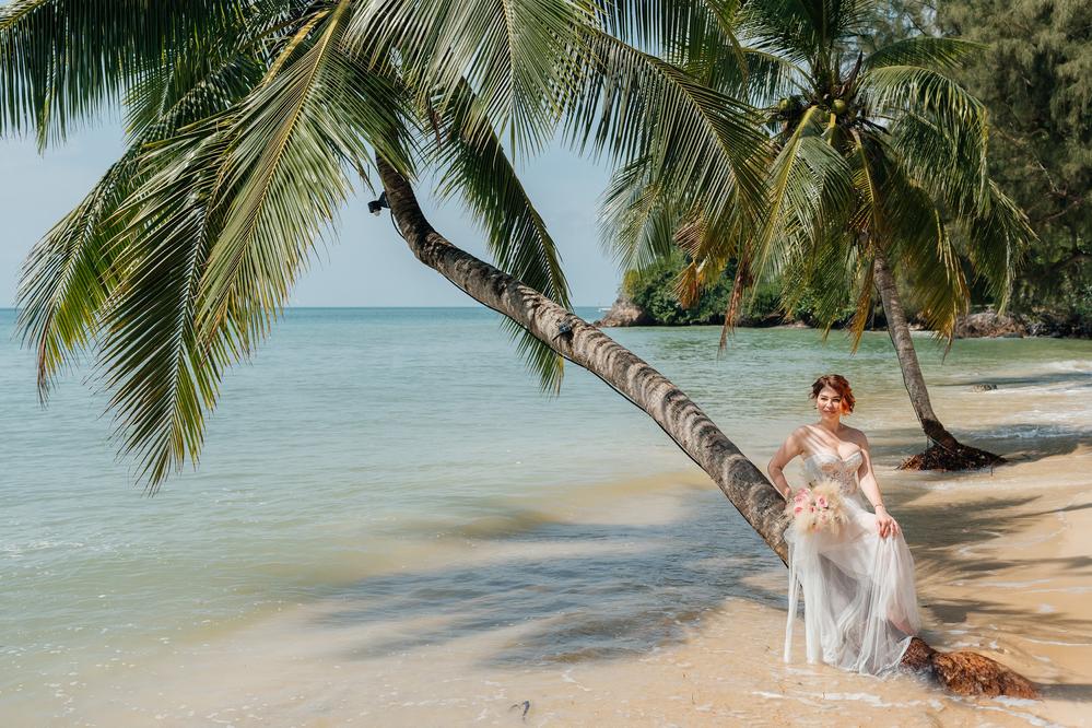 white lotus wedding 