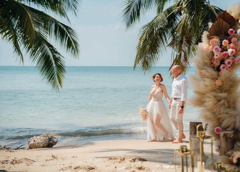 white lotus wedding 