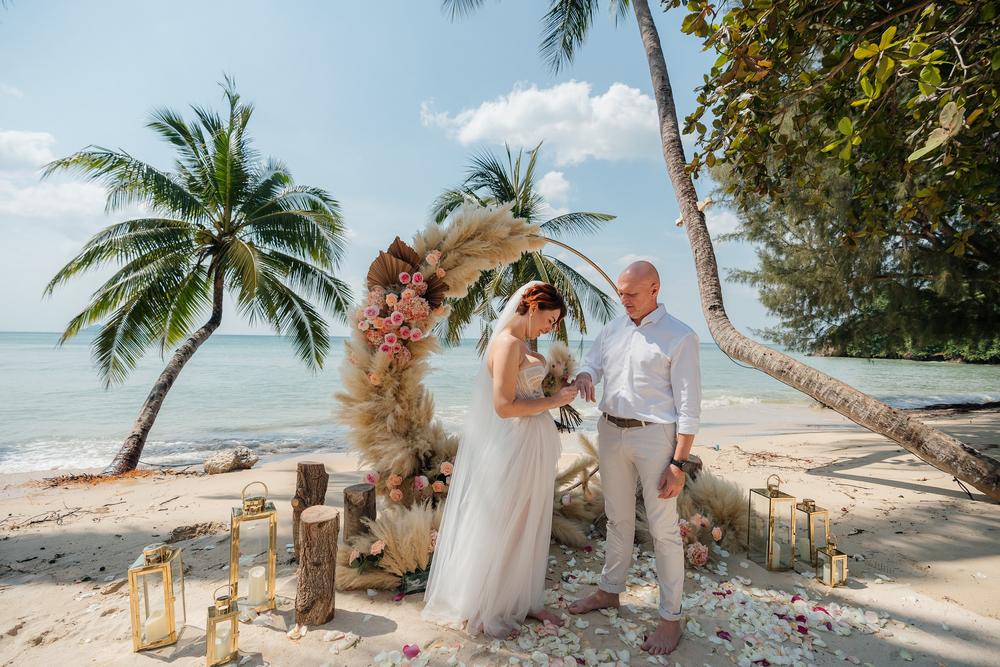 white lotus wedding 