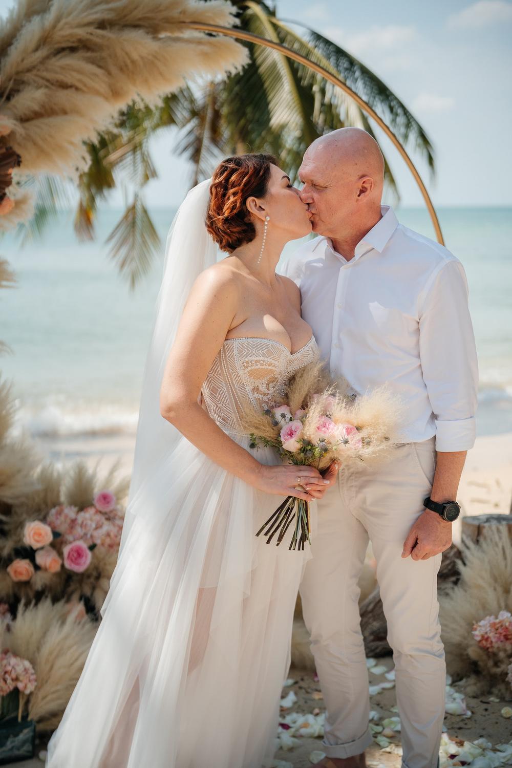 white lotus wedding 