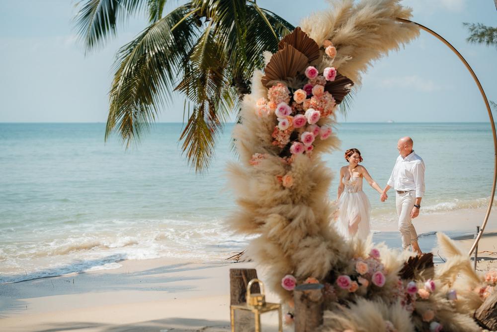 white lotus wedding 