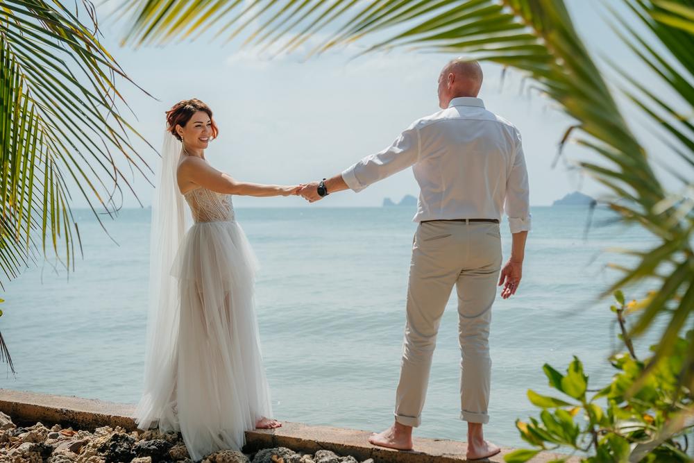 white lotus wedding 