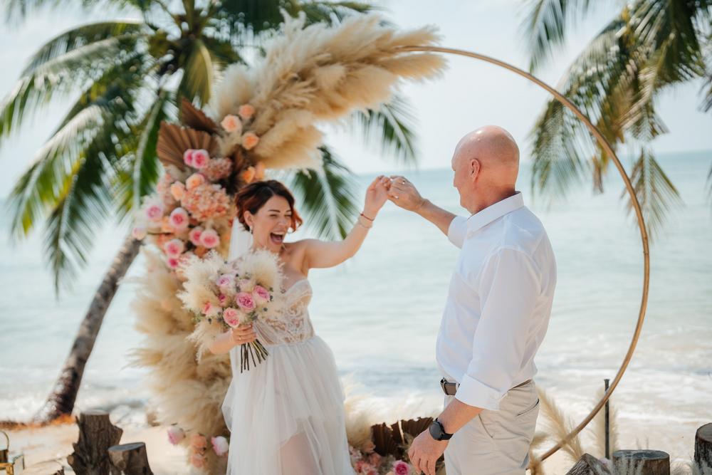white lotus wedding 