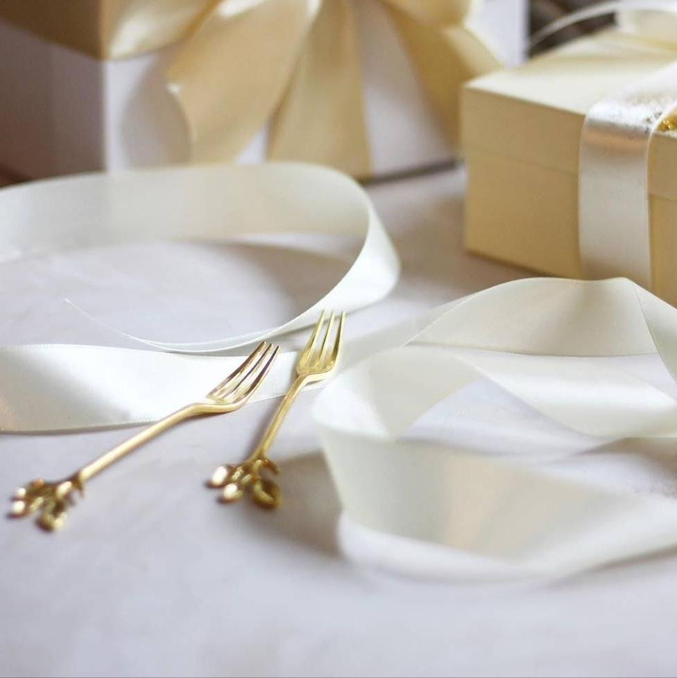 Как упаковать подарок в подарочную бумагу - выбор материалов и дизайна, фото идеи украшений