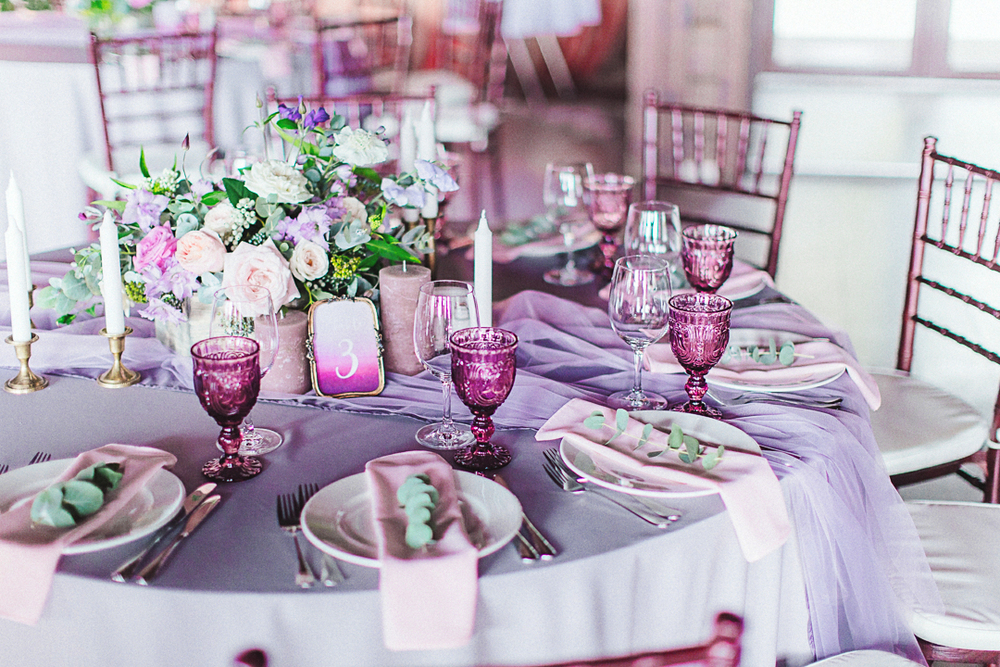 Украшение зала на свадьбу с помощью шаров, тканей и цветов