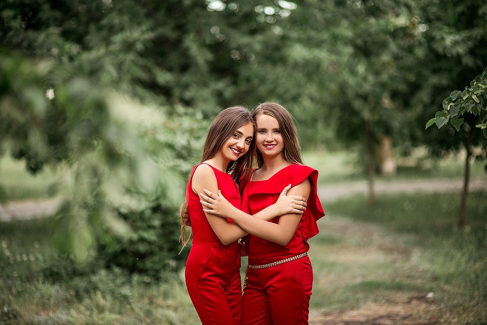 Детская фотосессия - Девочки в красном