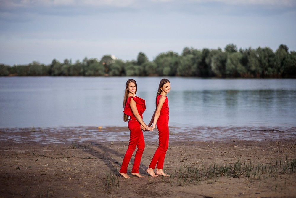 Детская фотосессия - Девочки в красном