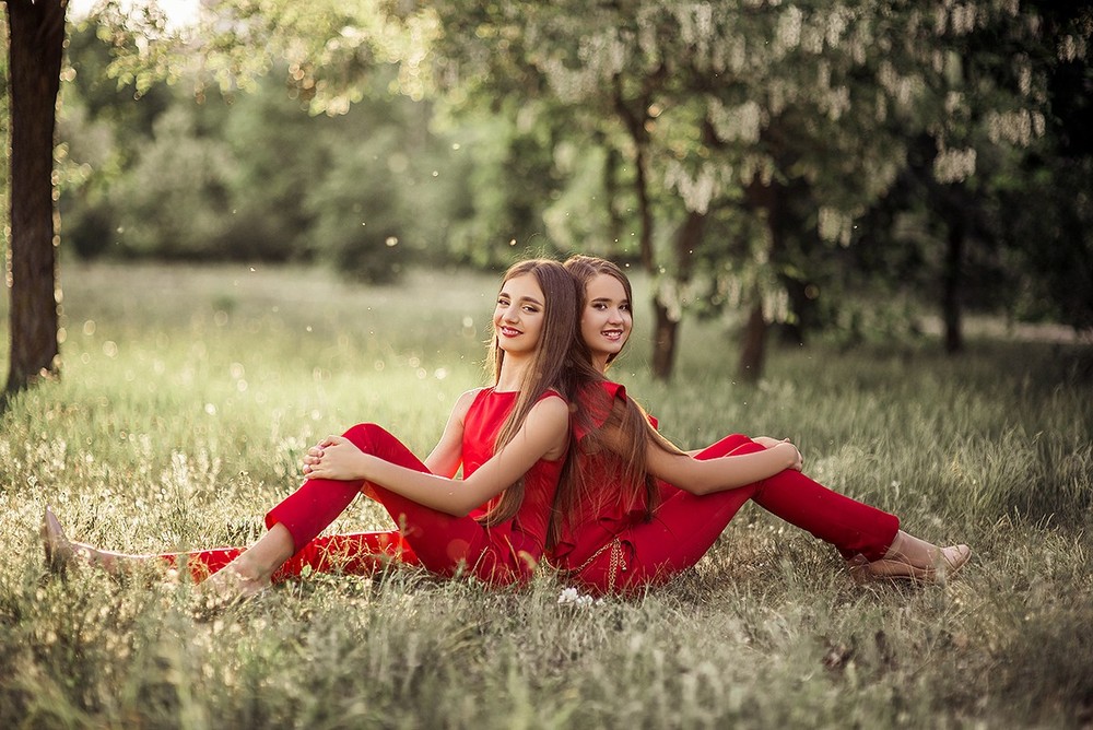 Детская фотосессия - Девочки в красном