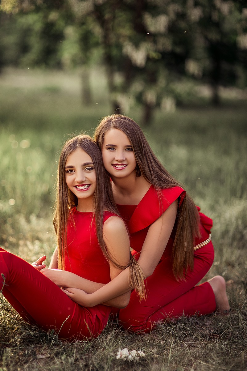 Детская фотосессия - Девочки в красном