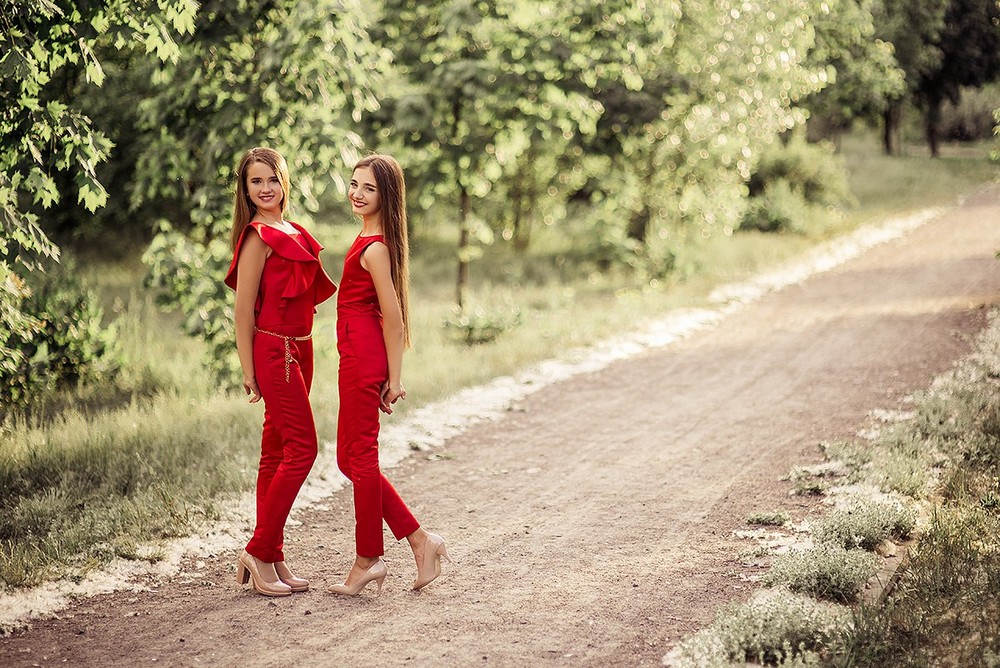 Детская фотосессия - Девочки в красном