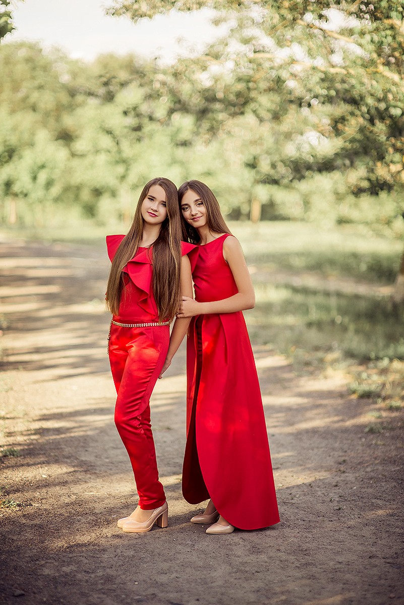 Детская фотосессия - Девочки в красном