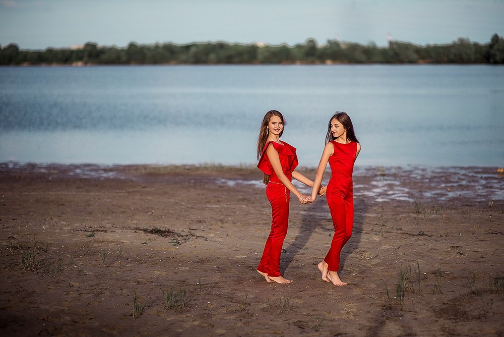 Детская фотосессия - Девочки в красном