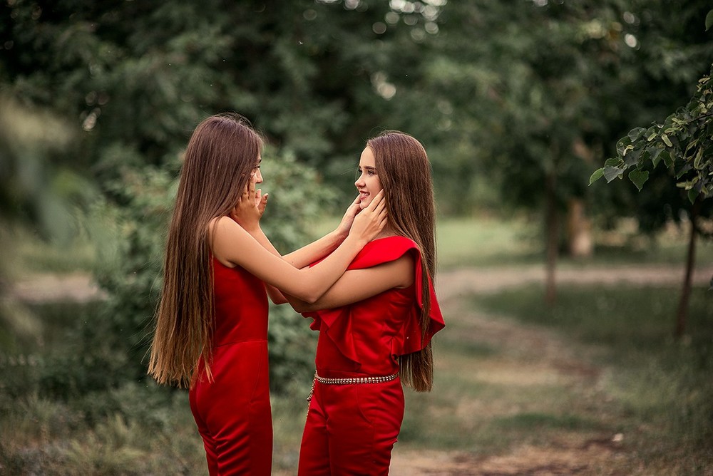 Детская фотосессия - Девочки в красном