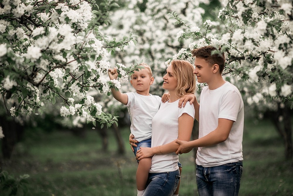 Семейные фотосессии - Марина с семьёй в цветущих садах