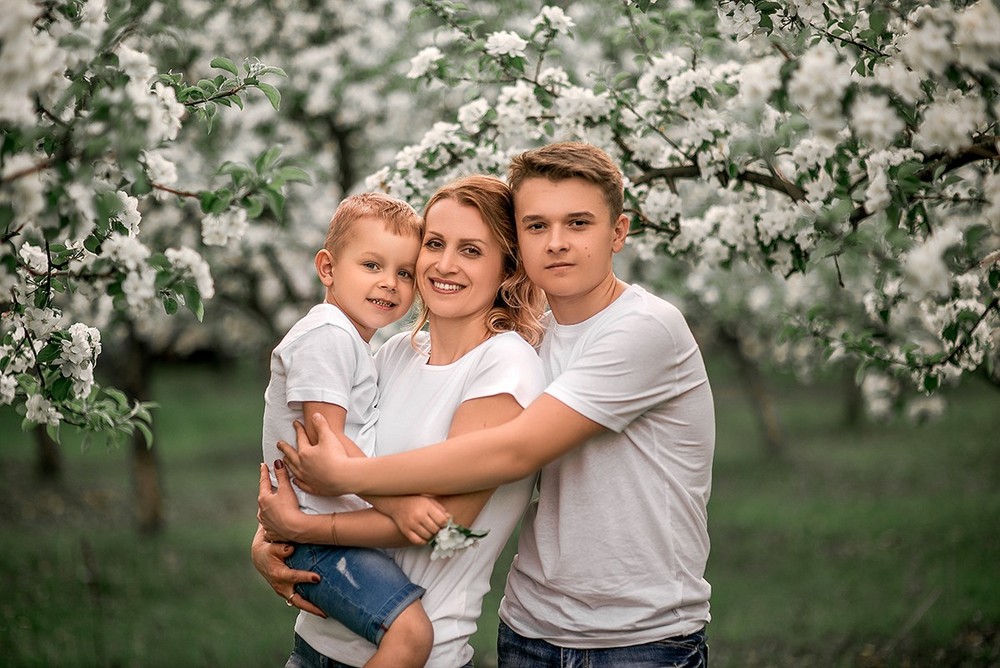 Семейные фотосессии - Марина с семьёй в цветущих садах