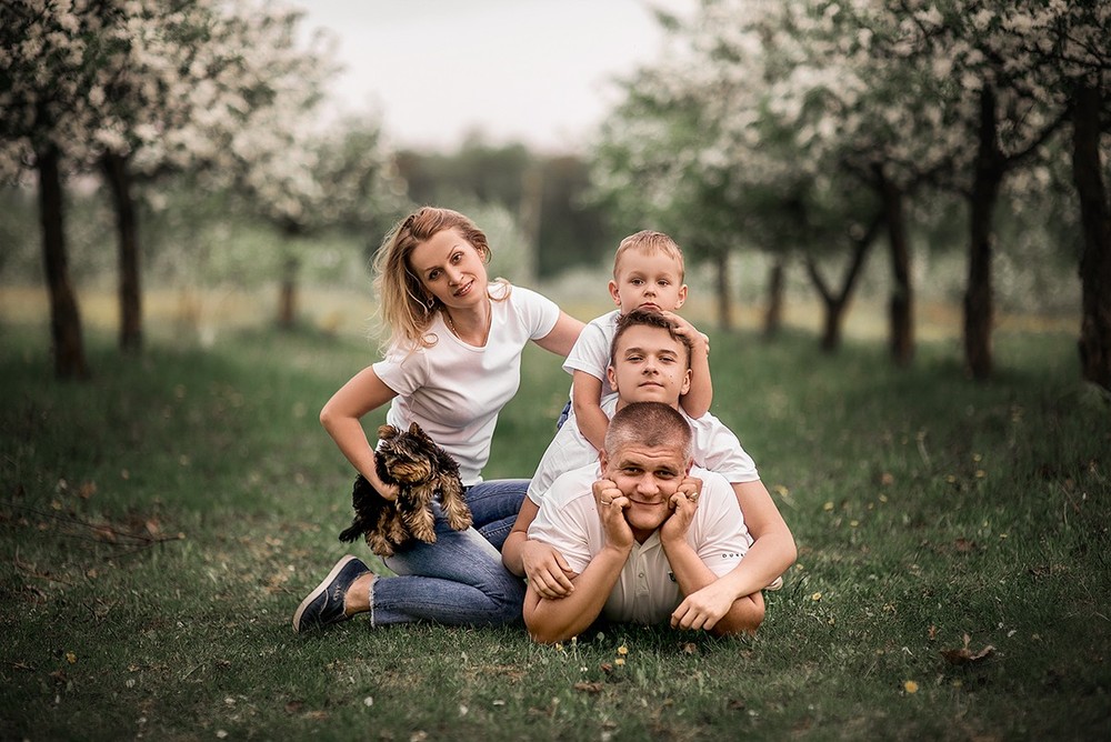 Семейные фотосессии - Марина с семьёй в цветущих садах