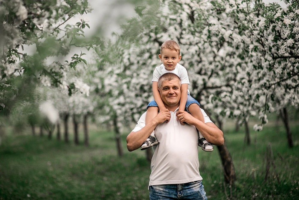 Семейные фотосессии - Марина с семьёй в цветущих садах