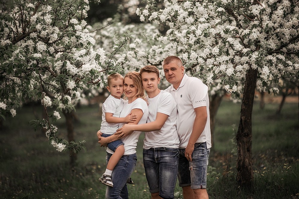 Семейные фотосессии - Марина с семьёй в цветущих садах