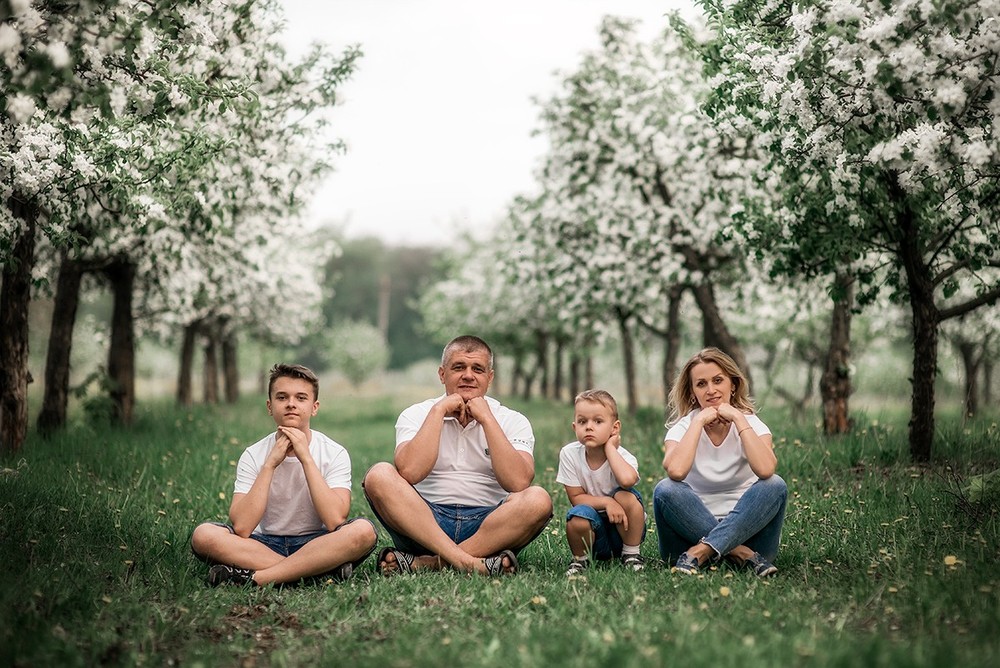 Семейные фотосессии - Марина с семьёй в цветущих садах
