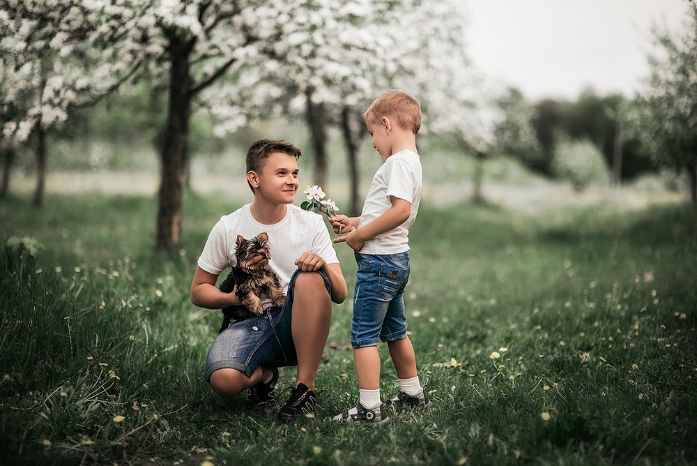 Семейные фотосессии - Марина с семьёй в цветущих садах