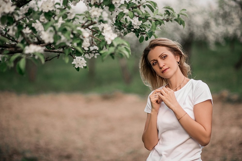 Семейные фотосессии - Марина с семьёй в цветущих садах
